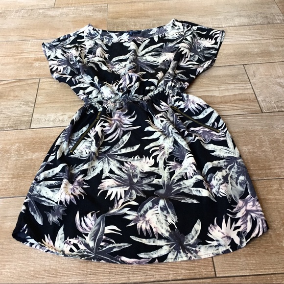 *SOLD*   Palm Leaf Trend🌿 Black Mini Pocket Dress - Picture 2 of 8